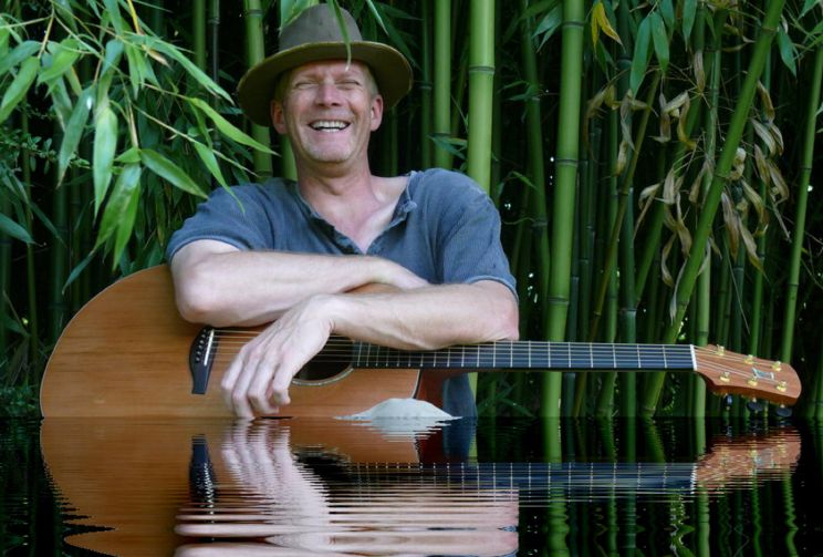 Sänger und Songschreiber Robby Ballhause aus Hannover singt im Filou Steinhude