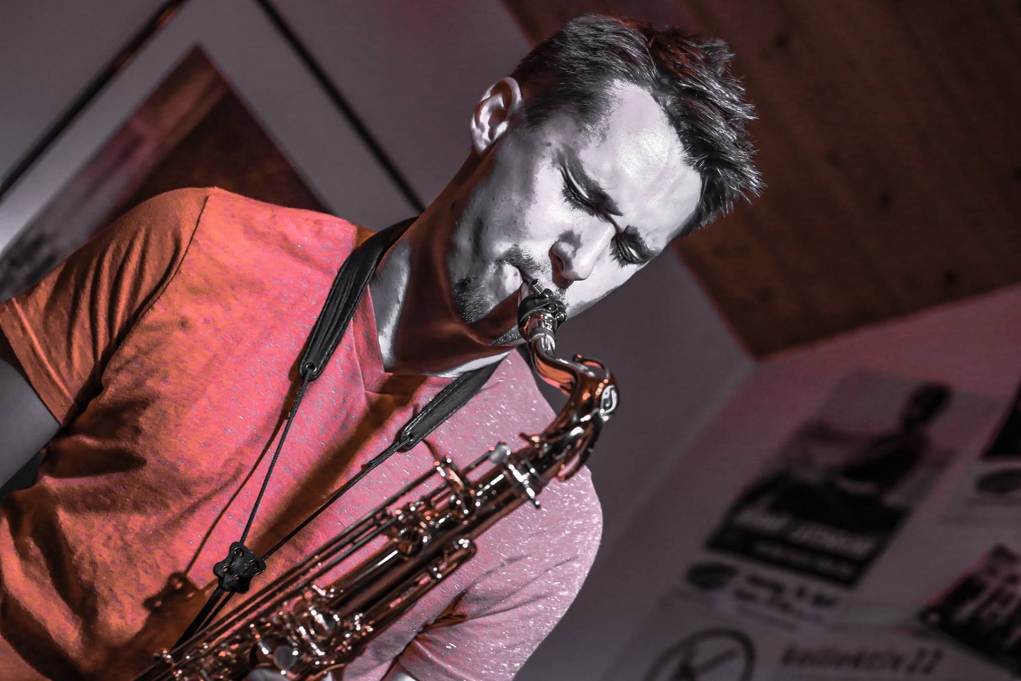 Fabian am Saxophon von Sunday Morning live im Filou Steinhude 2015