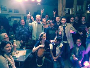 Publikums-Selfie beim Konzert von Lecia Louise im Filou Steinhude