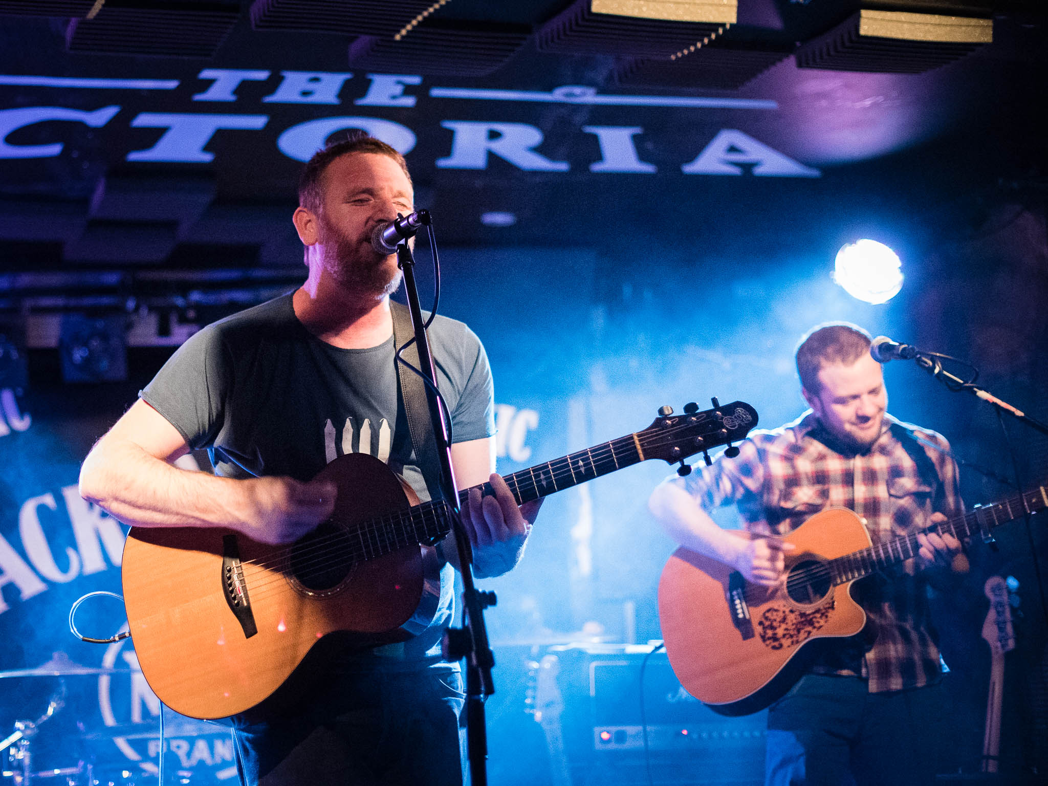 Die englischen Folkmusiker Chris Webb unsd Nick Parker spielen gemeinsam im Filou Steinhude